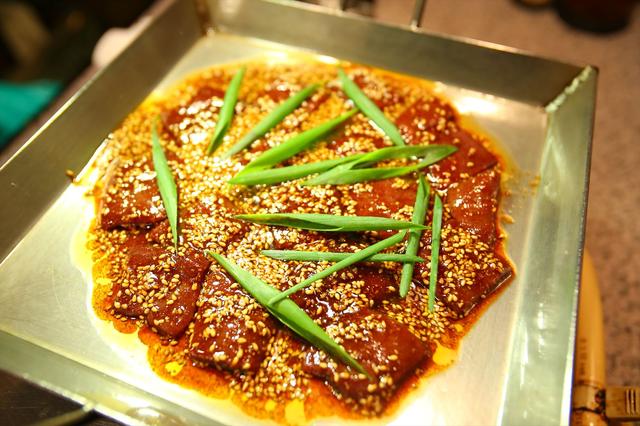 画像: ①まずは「きも焼き」。新鮮で甘味のあるレバーを、甘辛のタレでいただきます。焼きすぎ注意!