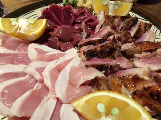 画像: こちらは古民家風の渋いお店「まろばし」の鳥刺し盛り合わせ。新鮮のひと言で、取り合い必至です。