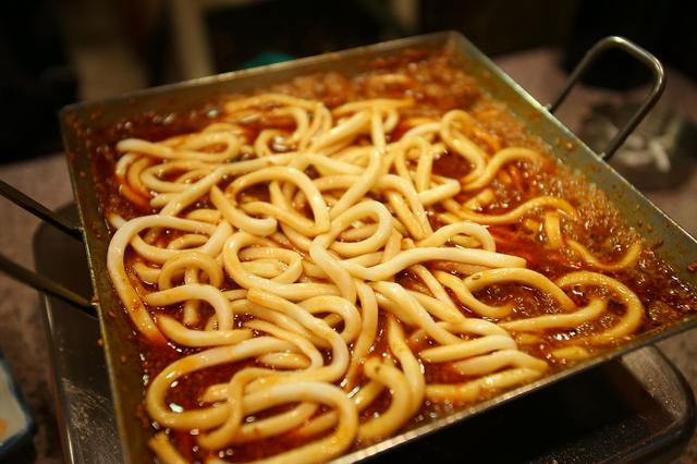 画像: ④最後にゴハンかうどんを選べますが、ここは迷わずうどんをin! お好みで生卵を落とすのも良いです。先ほどまでのタレや出汁が絡み合ってクリーミーかつ濃厚。これぞ浪速のカルボナーラや~!