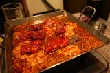 画像: ②次にちょっと辛めの味付けがされたミノやハラミをin。先ほどの甘辛タレも相まって奥深い味に。