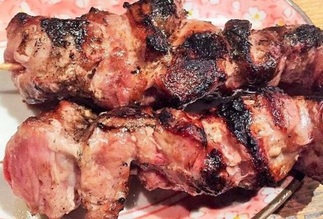 画像: 豚の白モツ。炭焼きされた新鮮なモツは、口に入れるととろけるぅ~。