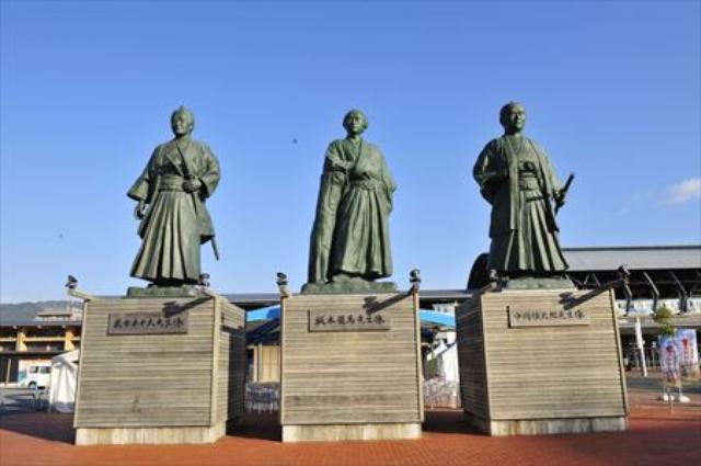画像: 高知駅前にある三志士像。左から武市半平太、坂本竜馬、中岡慎太郎です。