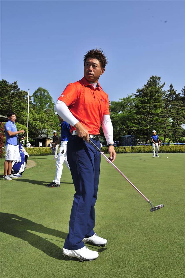 画像: ツンツンした髪の松村プロ