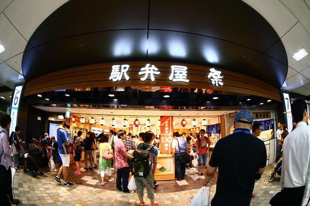 画像: 『駅弁屋・祭』東京駅・セントラルストリートを新幹線の改札方面へ歩いていくとあります。昼時は超混雑!
