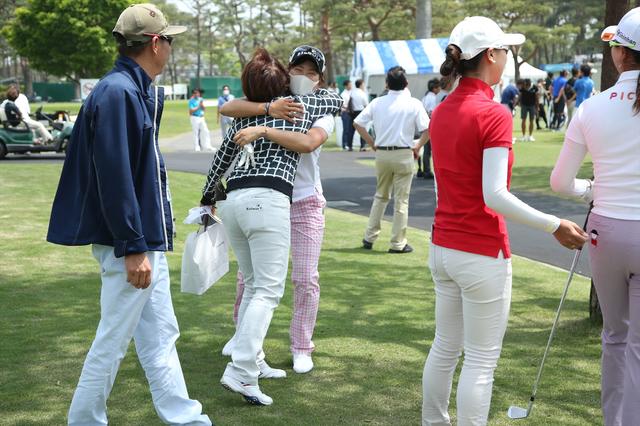 画像: 成田美寿々プロにハグされる福嶋プロ