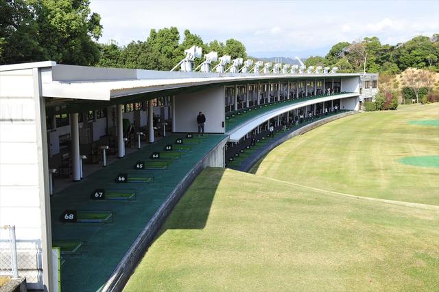 画像: ゴルフガーデンクレッセント桂浜 280Y全72打席を誇る巨大練習場です。 dr.golfdigest.co.jp