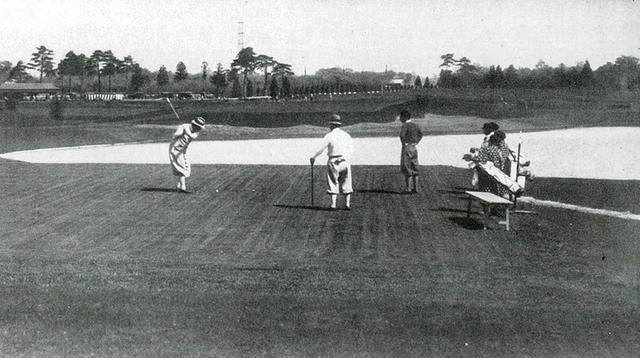 画像: 3番ホール(パー3)でティショットする赤星六郎。池絡みのホールはここだけだが、大小112個のバンカーが戦略性を高めた