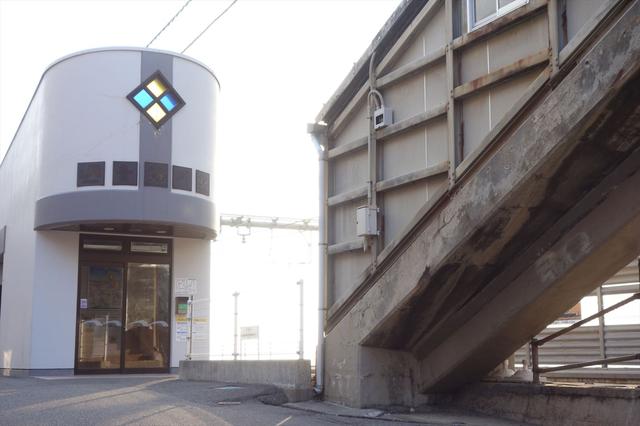 画像: 以前の木造駅舎は2007年の新潟中越沖地震で倒壊。2008年に新築された駅舎がこちら。