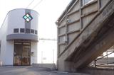 画像: 以前の木造駅舎は2007年の新潟中越沖地震で倒壊。2008年に新築された駅舎がこちら。