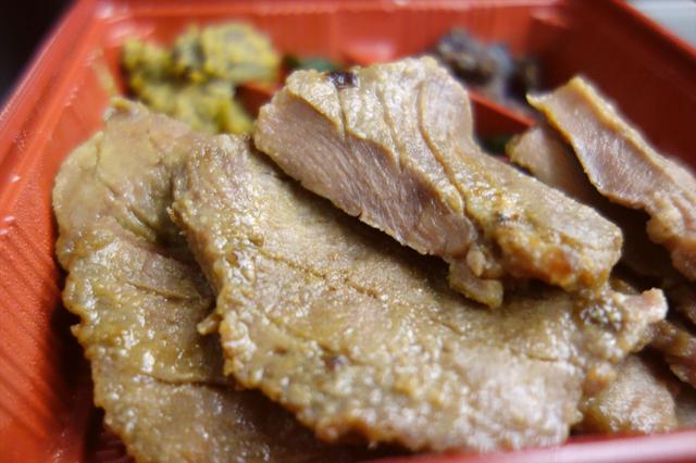 画像: 牛タン専門店の老舗「伊達の牛たん」で一番売れていると言う「厚切り芯たん弁当」。たんの中でも高級品とされる付け根から10㎝ほどの部位、いわゆる『たん元』を塩漬けにし、炭火で焼いたという代物です。ちょっと味濃い目でビールに合う!