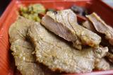 画像: 牛タン専門店の老舗「伊達の牛たん」で一番売れていると言う「厚切り芯たん弁当」。たんの中でも高級品とされる付け根から10㎝ほどの部位、いわゆる『たん元』を塩漬けにし、炭火で焼いたという代物です。ちょっと味濃い目でビールに合う!