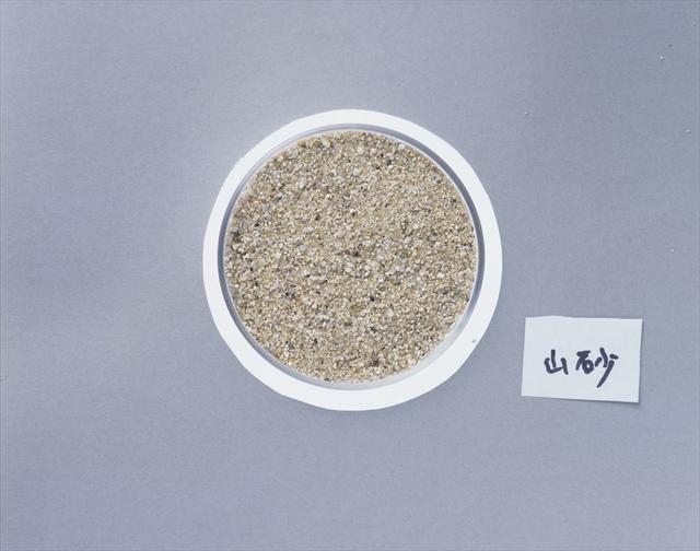 画像: 粒子が角張り、大小さまざまな粒があり、それぞれが噛み合って締まりやすい。代表的なのは愛知県・瀬戸産や茨城県・高萩産など