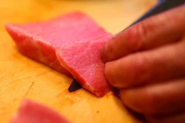 画像: 1枚1枚大トロを丁寧に切り出していく