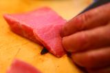 画像: 1枚1枚大トロを丁寧に切り出していく