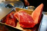 画像: ほほ肉や頭身などの希少部位も食べられる
