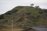 画像: 「んじゃ登ってみっぺ」と、下の久田集落の奥に見つけた山道を歩くこと5分ほど。周囲はすべて急な崖で、高所恐怖症の担当は後ろを向けません…。
