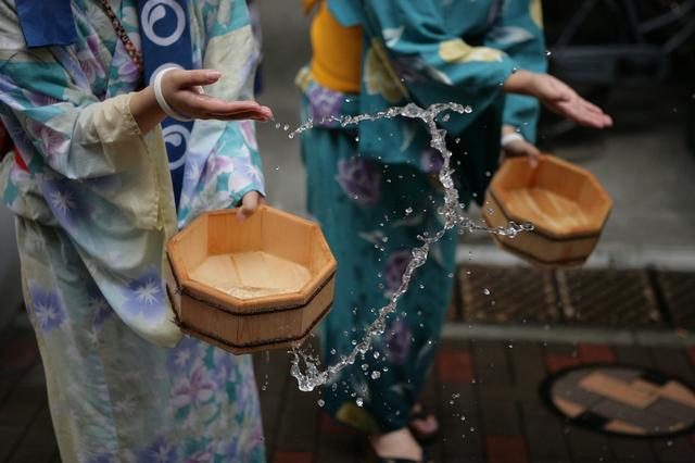 画像: 打ち水も気化熱を利用している