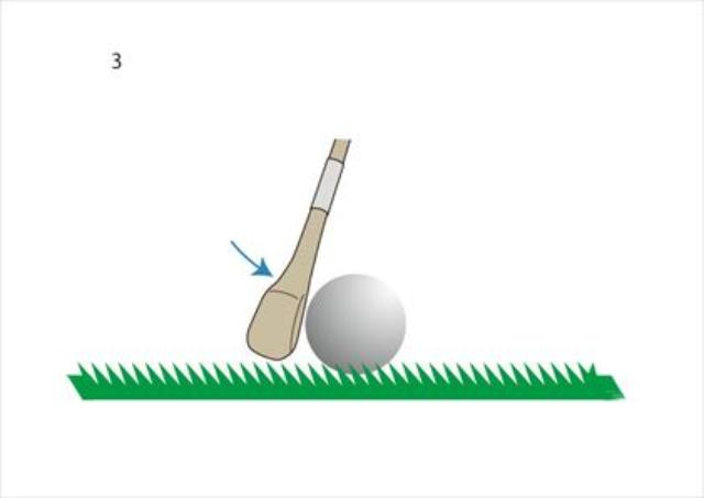 画像: ボールが跳ねて飛び出すぐらいダウンブローで打つ