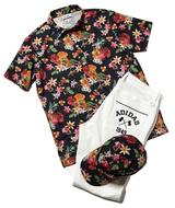 画像: 南国柄ポロに白いパンツが爽やかなメンズコーディネート