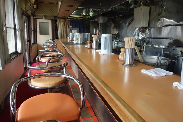 画像: カウンターのみの小さなお店。この素朴さが何とも居心地良いです。