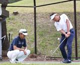 画像: 芹澤プロ(写真左)の指導に真剣に取り組む松木さん(右)