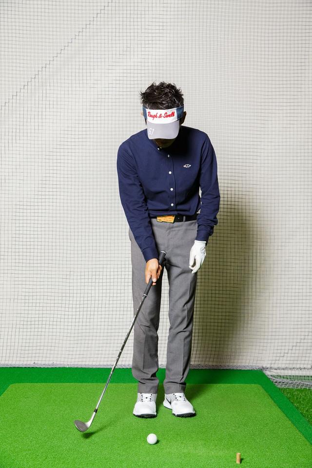 画像: テークバックの大きさはこの程度。「慣れてきたら右腕1本でやってみましょう」