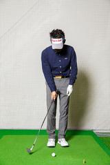 画像: テークバックの大きさはこの程度。「慣れてきたら右腕1本でやってみましょう」