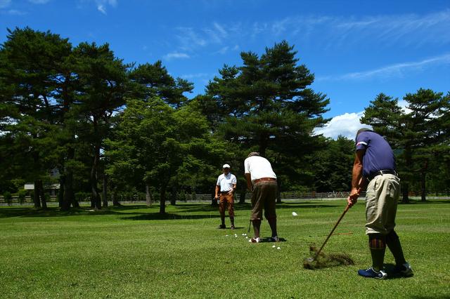 画像: 少しだけダウンブロー気味に当ててあげると、乾いた気持ち良いインパクトの感触とともに糸巻きボールは難なく空高く。実際の飛距離は、現代のクラブとボールの組み合わせの15%減、という感じでしょうか。