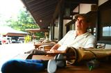 画像: アレックス・ブルースさん。軽井沢を中心に、さまざまな場所でヒッコリーゴルフの楽しさを伝える伝道師的存在。自身の営むアンテナショップも軽井沢にあります。 hickorygolf.jp