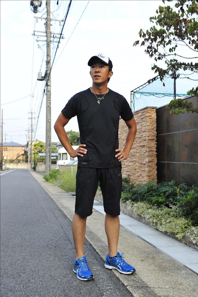 画像: まだ小鳥のチュンチュンという鳴き声が聞こえるぐらい、静かな時間帯に現れた上井プロ