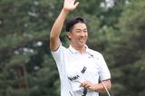 画像: 優勝を決めて、ファンに手を振る上井プロ 写真/JGTO