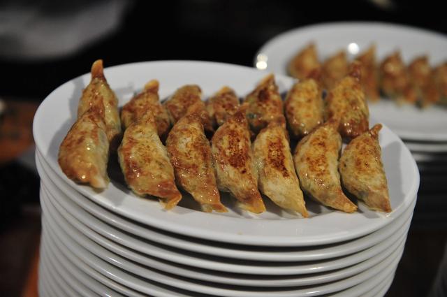 画像: じゃーん! 焼き上がり具合、完璧。ちなみに1人前は7個入り(500円)ですが、ここは迷わず「2枚」行っておきたいところです。