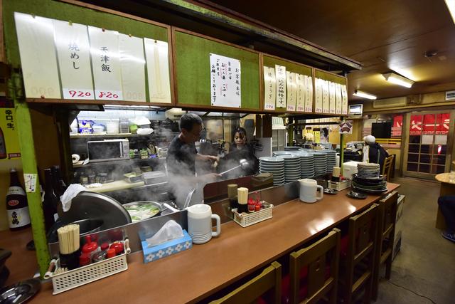 画像: こちら店内。帯屋町で飲み過ぎた人たちが必ず最後に訪れる、いわば「ヨッパライの名店」ですね