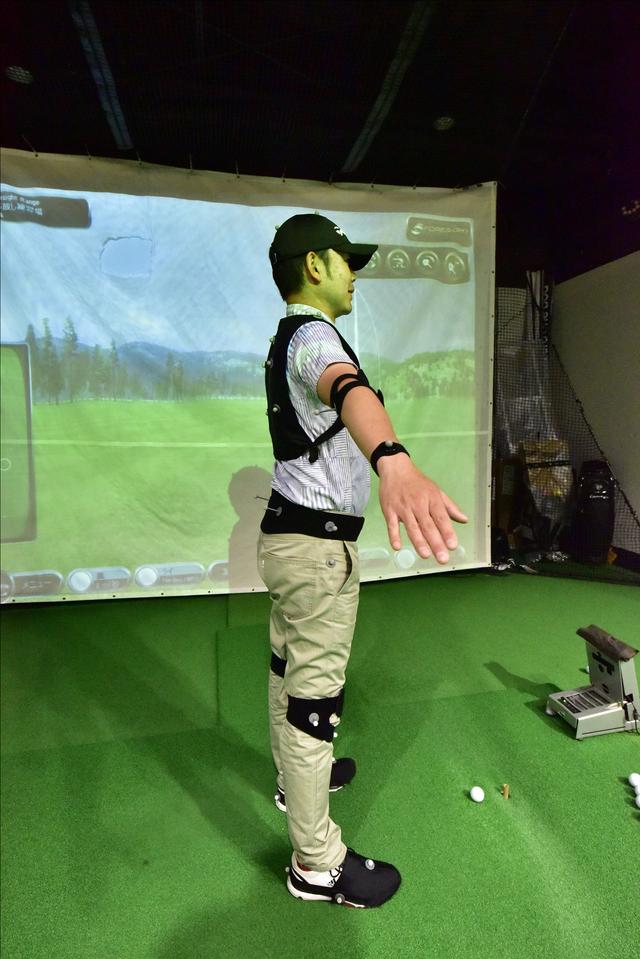 画像: シューズカバーやキャップも含め、着用が完了したら一度静止状態でセンサーの動作を確認する