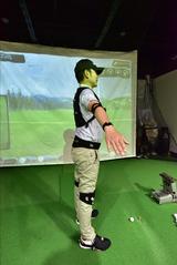 画像: シューズカバーやキャップも含め、着用が完了したら一度静止状態でセンサーの動作を確認する