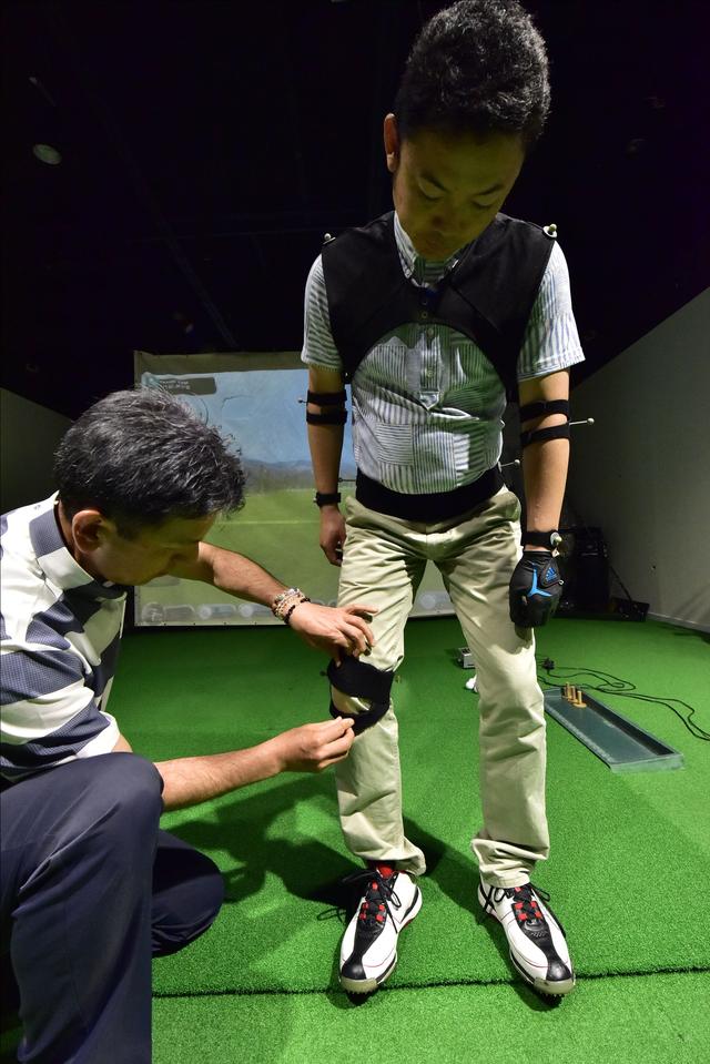 画像: ひざやひじにはセンサー付きのバンドを装着