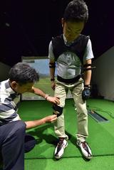 画像: ひざやひじにはセンサー付きのバンドを装着