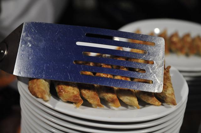 画像: 焼き上がったら、まずはフライ返しを押し付け、餡と皮を密着。早くそれをどかしてください!