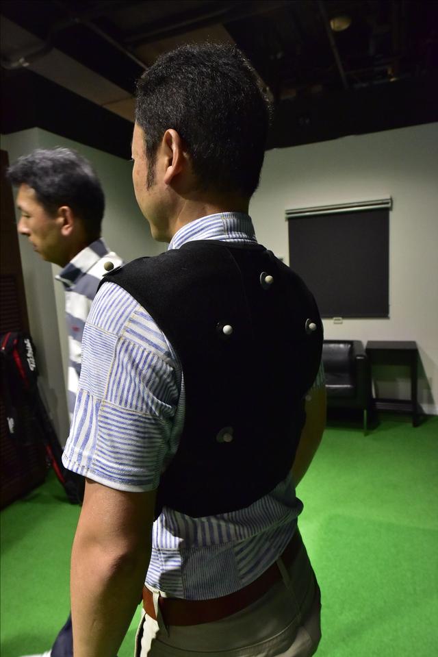 画像: 白く見えるのがセンサー。このようなジャケットを着用する