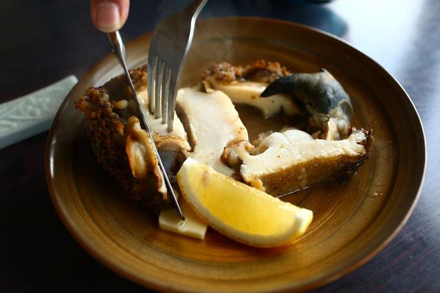 画像: 下田漁港すぐ近くにある老舗「磯料理 辻」の人気メニュー、アワビの躍り焼き。大きさにもよりますが、値段は2500~3000円ほど