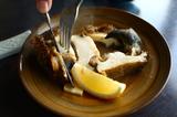画像: 下田漁港すぐ近くにある老舗「磯料理 辻」の人気メニュー、アワビの躍り焼き。大きさにもよりますが、値段は2500~3000円ほど