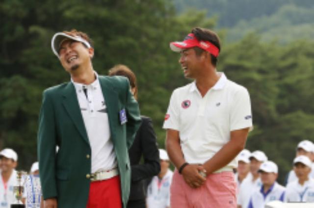 画像: 優勝した塚田プロ(左)と談笑する池田プロ(右) www.jgto.org