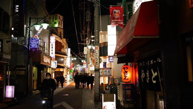 画像: 再開発が進む浦和駅東口。赤ちょうちん街も心なしか元気なく見え…ん!?