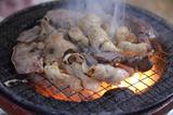 画像: 焼きと同時に進行する「蒸し」の過程。いい水蒸気が上がっていますね、これがウマさの肝です。