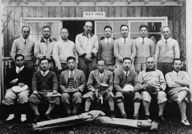 画像: 昭和27年開場の熊本阿蘇CC湯の谷にて撮影。開場時ゴルファーはネクタイにニッカーボッカー姿だった