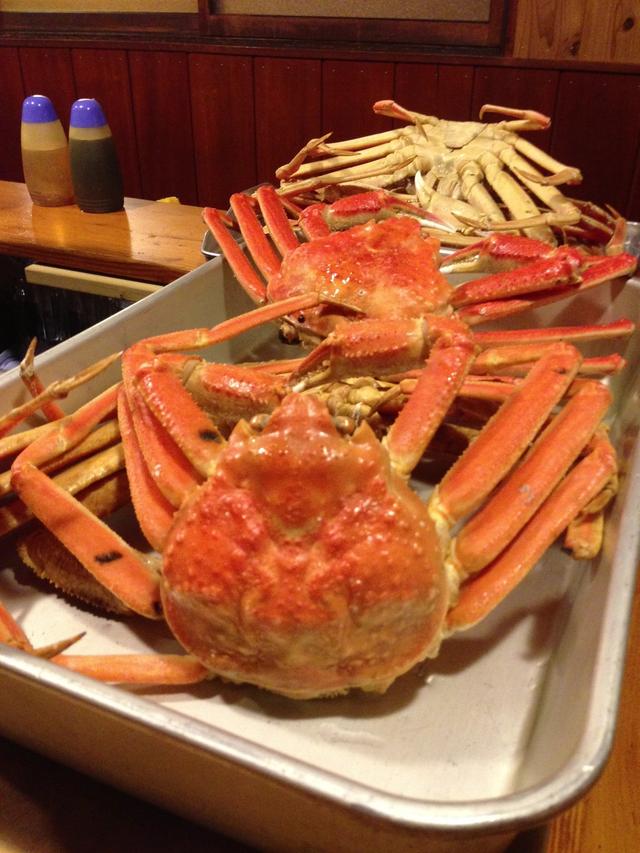 画像: カウンターの上でカニが鎮座しています(´艸`*)