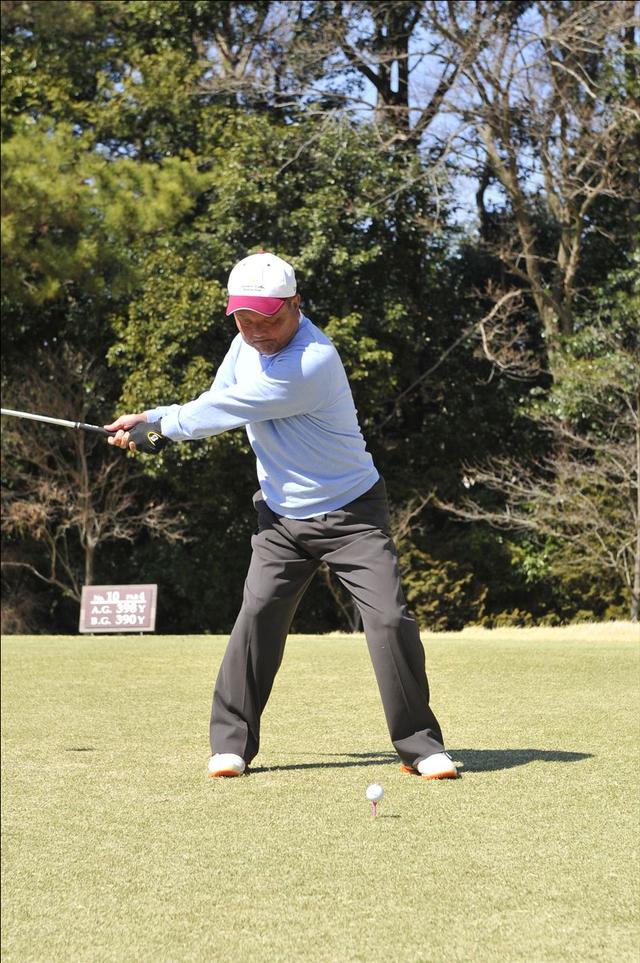 画像2: 新聞を読む時も
”股関節ストレッチ”
「2014年報知シニアアマ」優勝