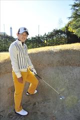 画像: フェースは開いてしっかり打つ