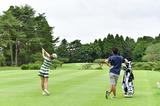 画像: 練習ラウンド中の松森彩夏プロ。松森プロはユーティリティを使ってますね。