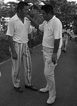 画像: 尾崎の肩に手を置く杉本英世 1971年日本プロにて撮影